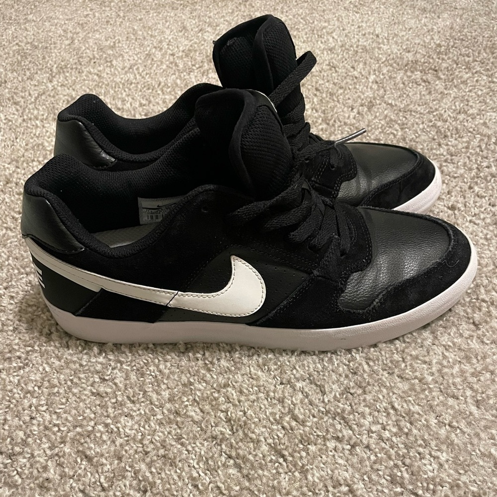 Nike SB Size:11.5 Men Black & White Excellent Condition $25 OBO LowTop